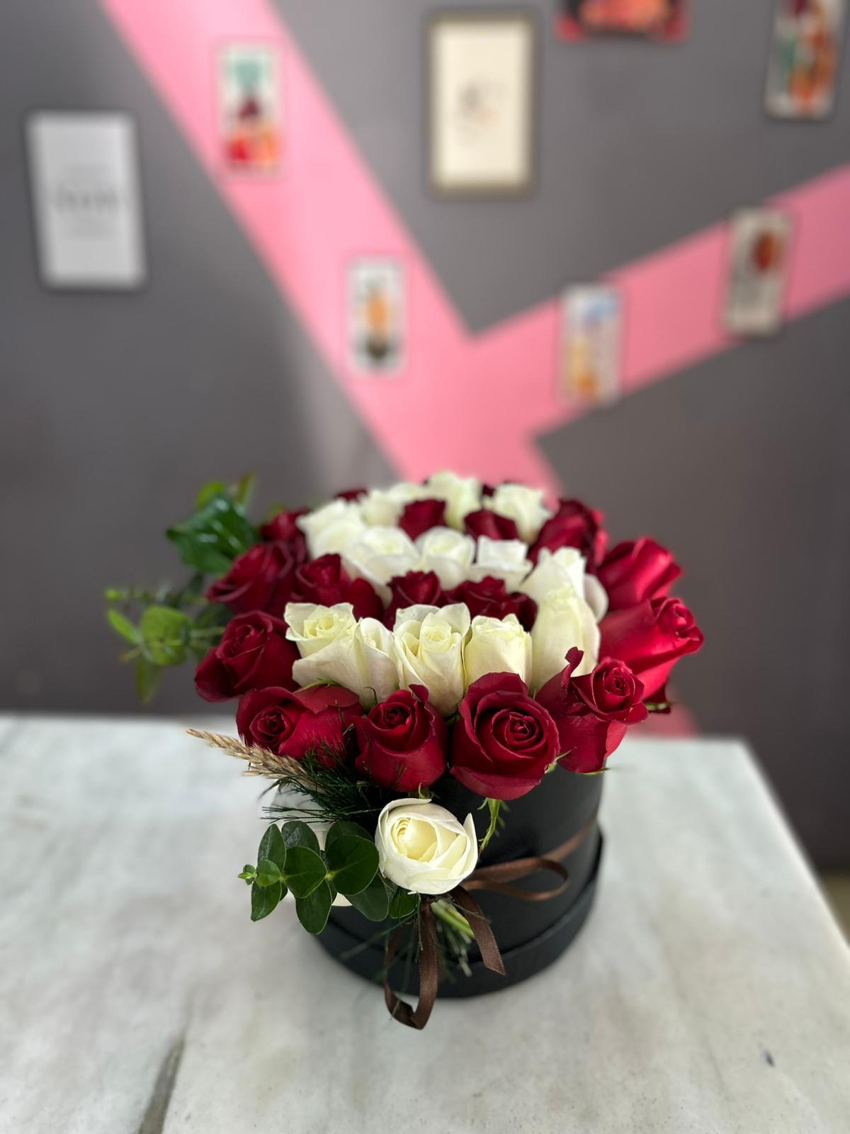 kisiye-ozel-kutuda-harfli-gul-snt13