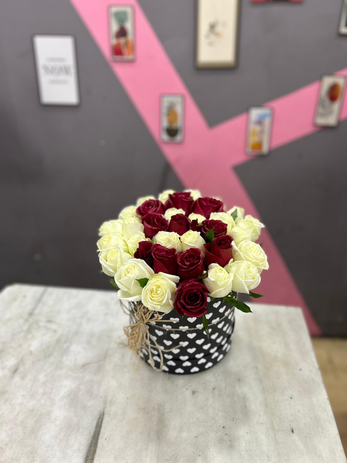 kisiye-ozel-harfli-kutuda-gul-snt03