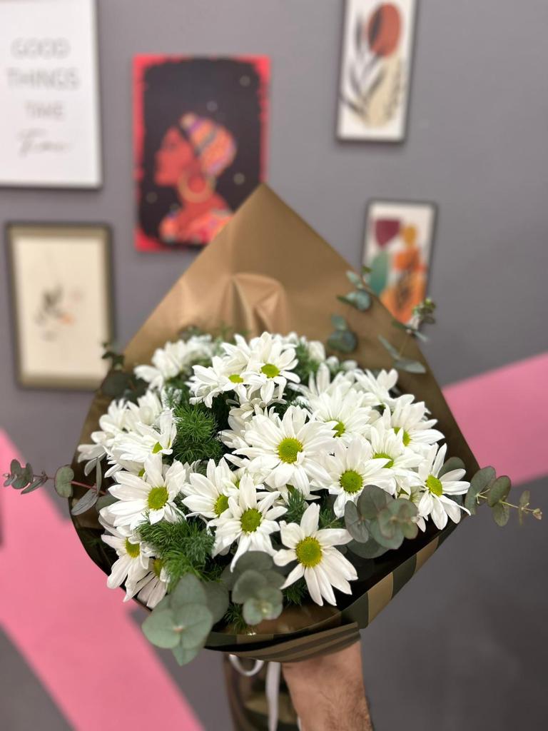 yesil-kagitta-beyaz-papatya-buketi-snt57